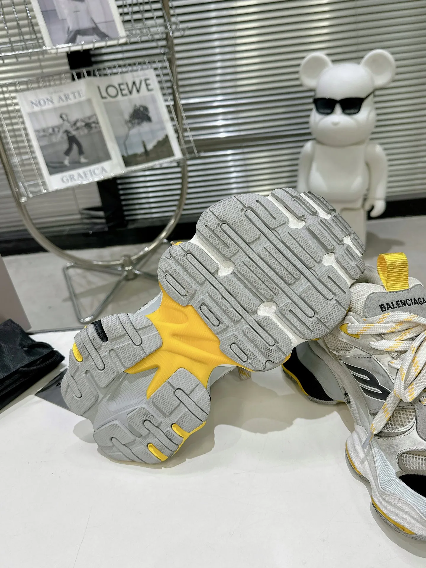 👟👟Ex-factory price 900👟👟 Balenciaga SUMMER 24 Cargo Sneaker Global Limited Edition (JDL) top version super hot! The ultimate secret of 6XL. With the release of Balenciaga's summer 24 series, the 6XL sneakers worn by Liu Haoran on the show once again became a fashion talking point. As soon as the show ended, many bloggers posted reviews of these shoes and comparisons with the 3XL. Looking closely at the whole shoe, there is a larger variant of the "B" logo and a smaller bright yellow as embellishment. The upper material is still normal leather + mesh. All pairs of original materials. Number of yards: 35-45 yards.